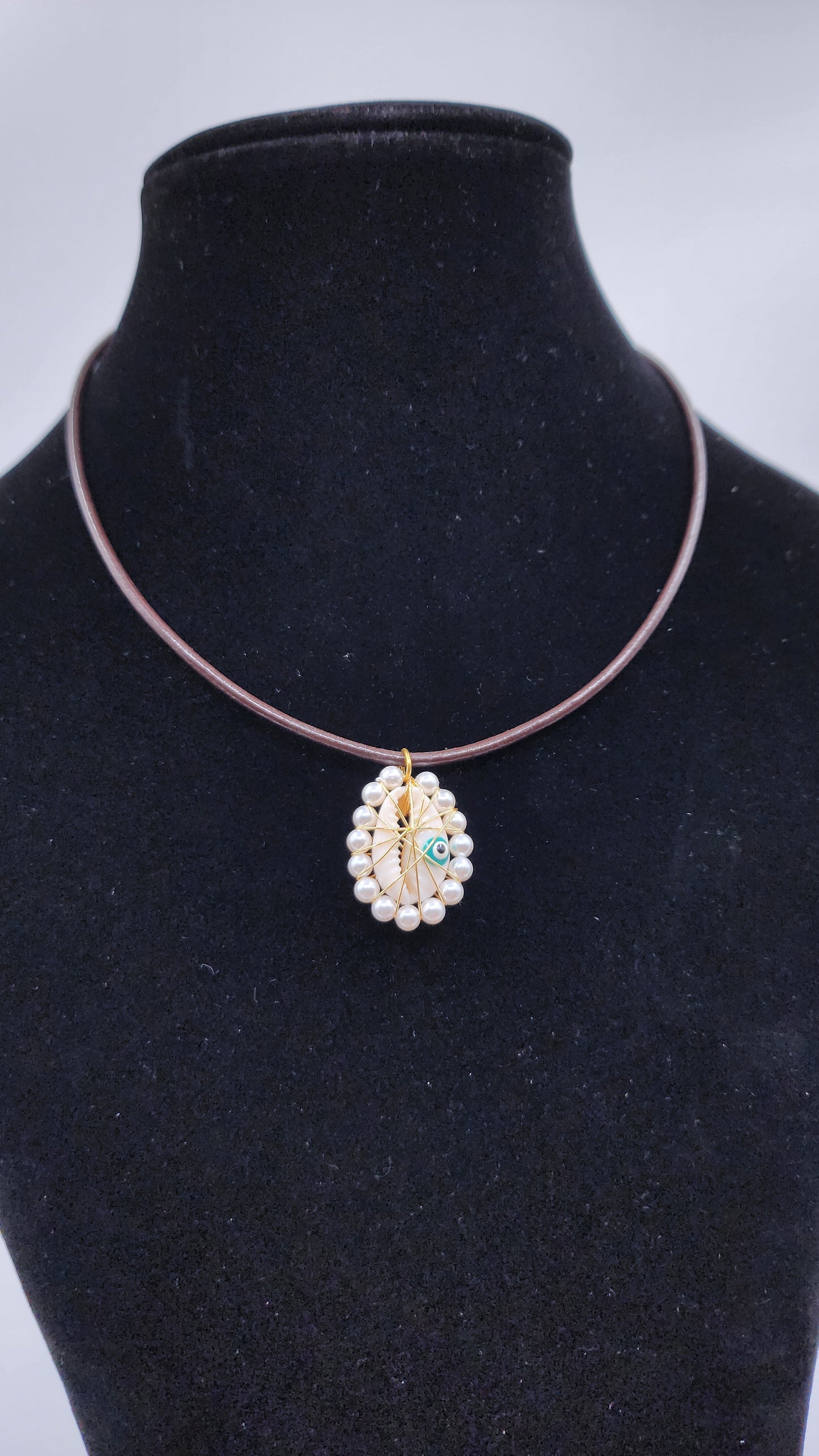 CHOKER PIEL Y CONCHA