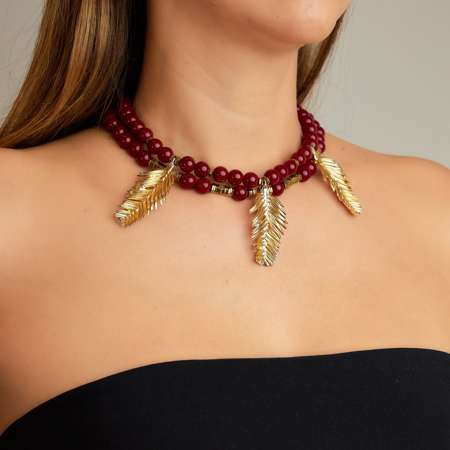 COLLAR CON PLUMAS